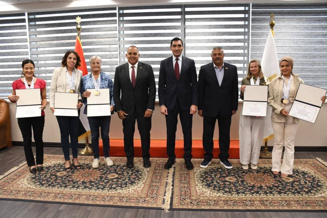 وزير الشباب والرياضة يكرم بطلات مصر في بطولة العالم للأساتذة لسباحة الزعانف 