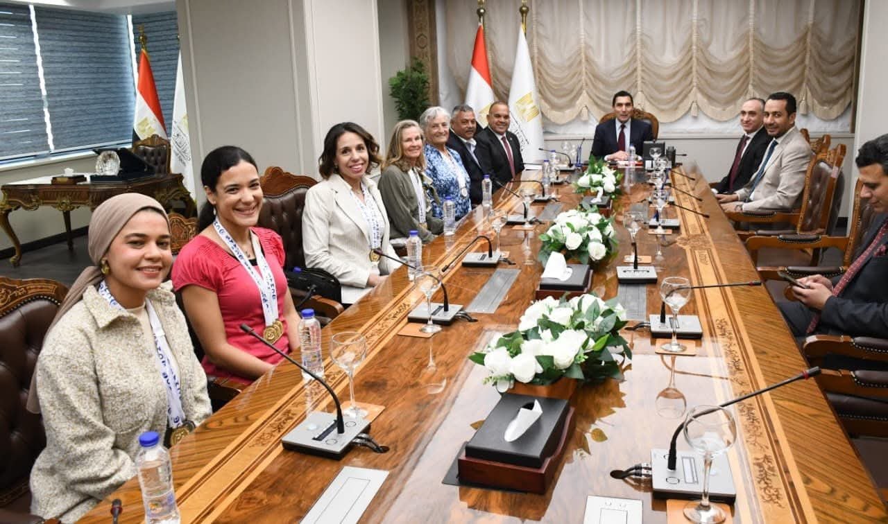 وزير الشباب والرياضة يكرم بطلات مصر في بطولة العالم للأساتذة لسباحة الزعانف 