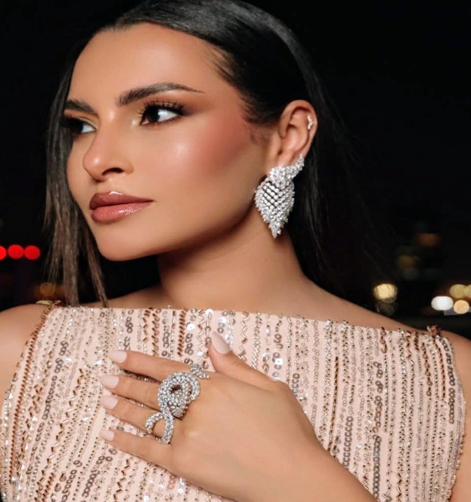 كارمن سليمان تخطف الأنظار بإطلالة ذهبية ساحرة خلال حفل زفاف فاخر في قطر