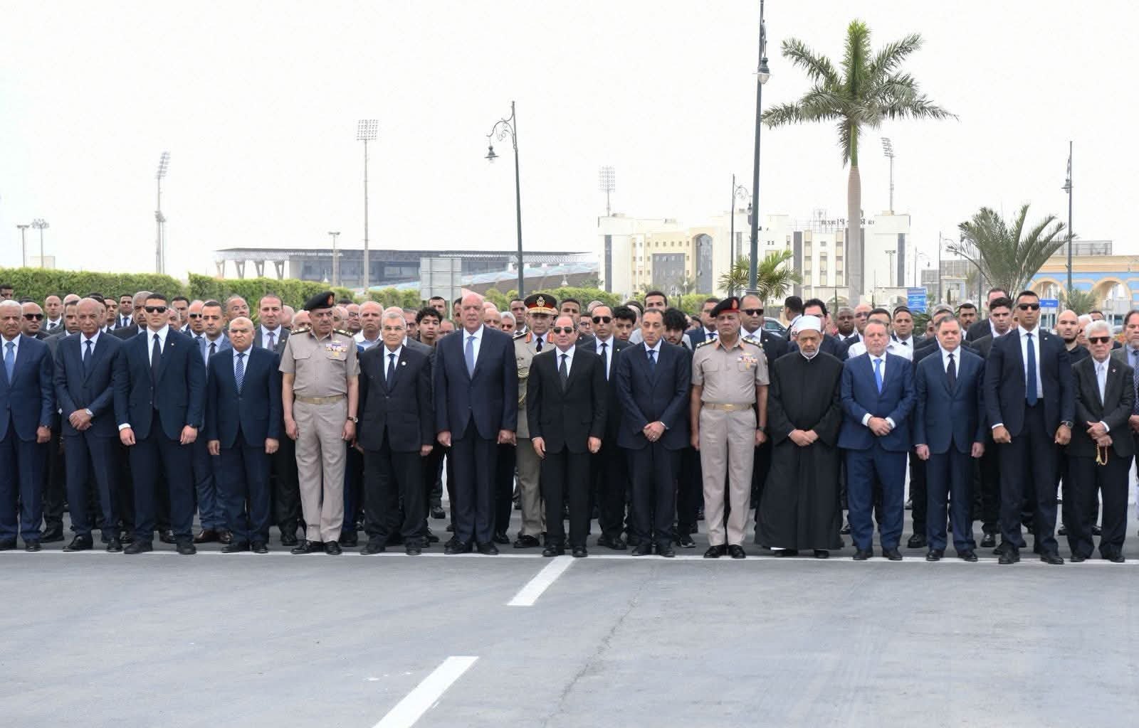 الرئيس عبد الفتاح السيسي يتقدم مشيعي جنازة اللواء كمال مدبولي والد رئيس الوزراء ويقدم واجب العزاء للأسرة