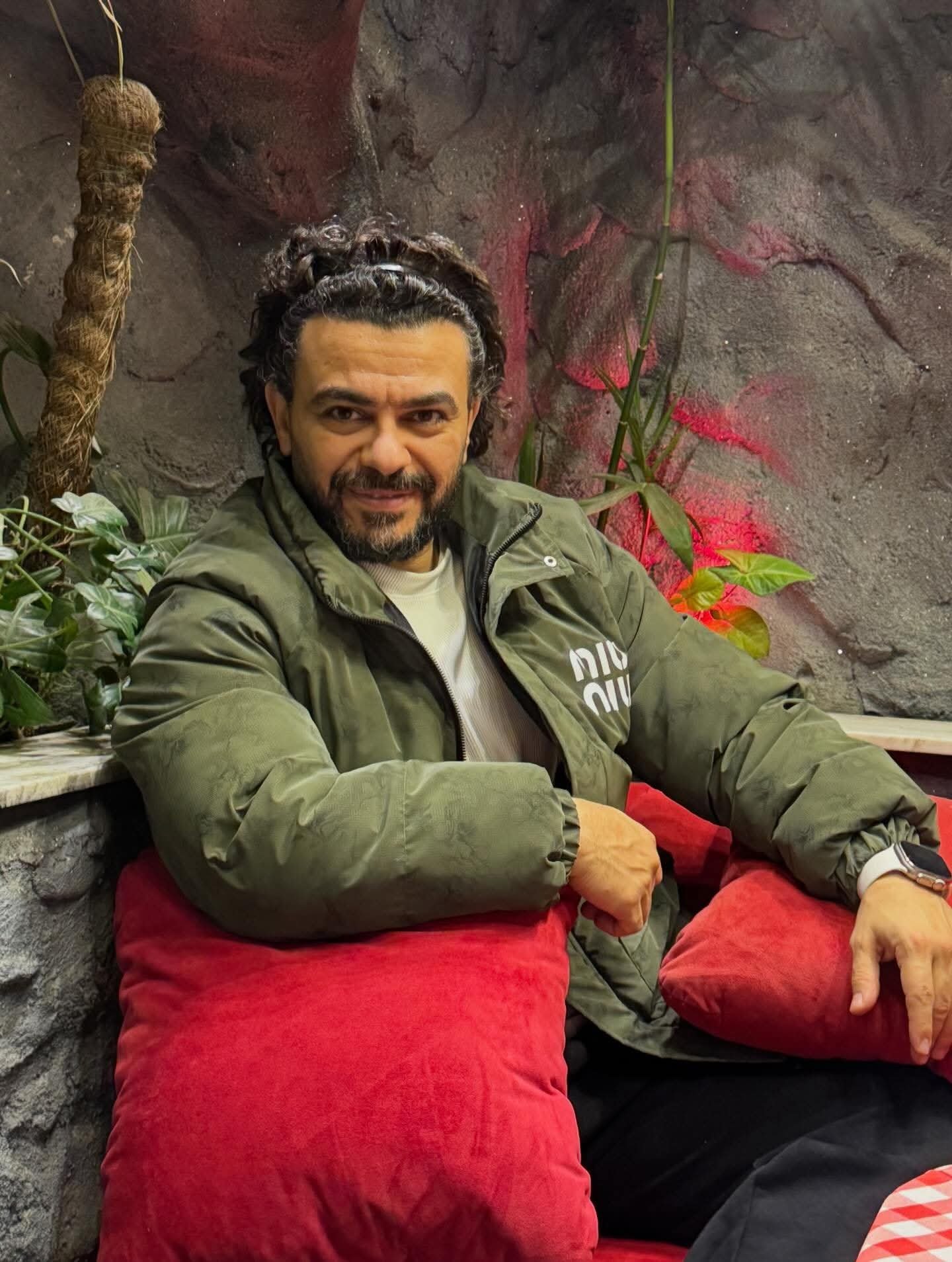 كريم الحسيني يستعيد ذكرياته مع عبد المنعم مدبولي.. حكاية “مدرسة المدبوليزم”