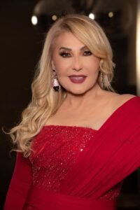 نادية الجندي تخطف الأنظار بإطلالة حمراء أنيقة عبر السوشيال ميديا