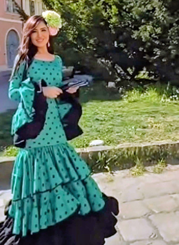 مي عمر تتألق بإطلالة إسبانية في كواليس فيلم "شمشون ودليلة" بأوروبا