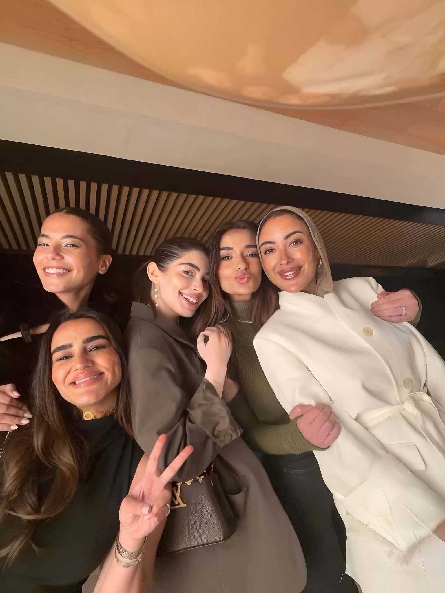 ملك أحمد زاهر تخطف الأنظار في “Girls Night” برفقة شقيقتها ليلى.. صور عفوية تثير تفاعل الجمهور