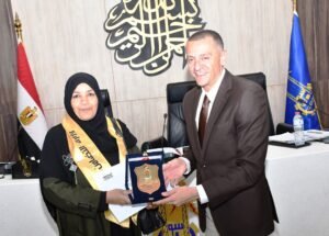 محافظ أسوان يكرم الأمهات المثاليات والفائزين بالتميز الحكومي
