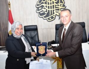 محافظ أسوان يكرم الأمهات المثاليات والفائزين بالتميز الحكومي