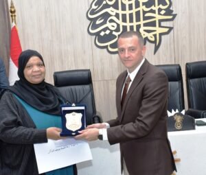 محافظ أسوان يكرم الأمهات المثاليات والفائزين بالتميز الحكومي