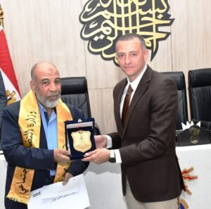 محافظ أسوان يكرم الأمهات المثاليات والفائزين بالتميز الحكومي