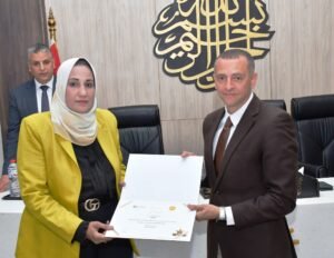 محافظ أسوان يكرم الأمهات المثاليات والفائزين بالتميز الحكومي