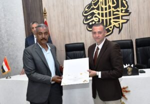 محافظ أسوان يكرم الأمهات المثاليات والفائزين بالتميز الحكومي