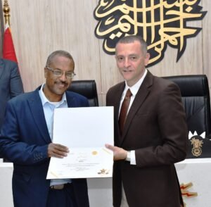 محافظ أسوان يكرم الأمهات المثاليات والفائزين بالتميز الحكومي