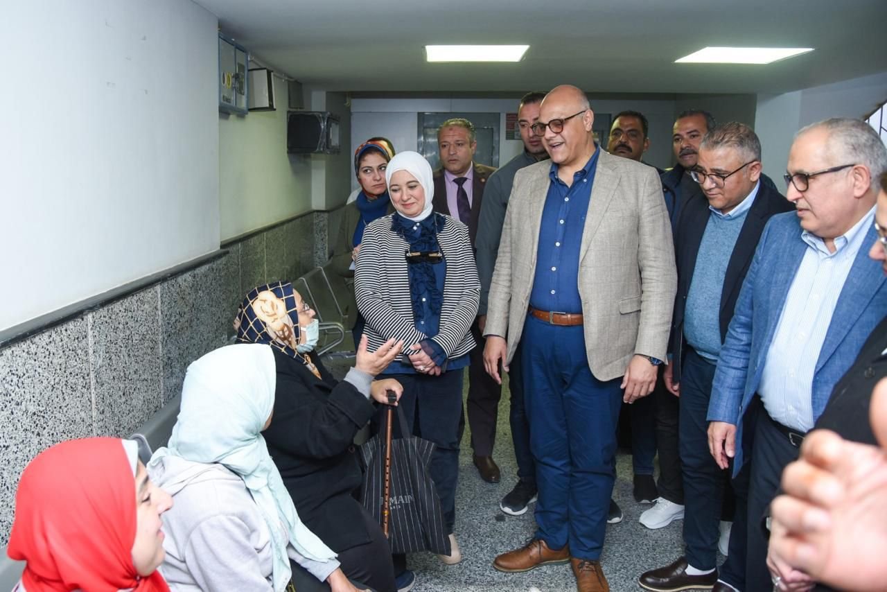محافظ الإسكندرية في جولة ميدانية موسعة داخل مستشفيين حيويين.. متابعة دقيقة لجودة الخدمات الصحية