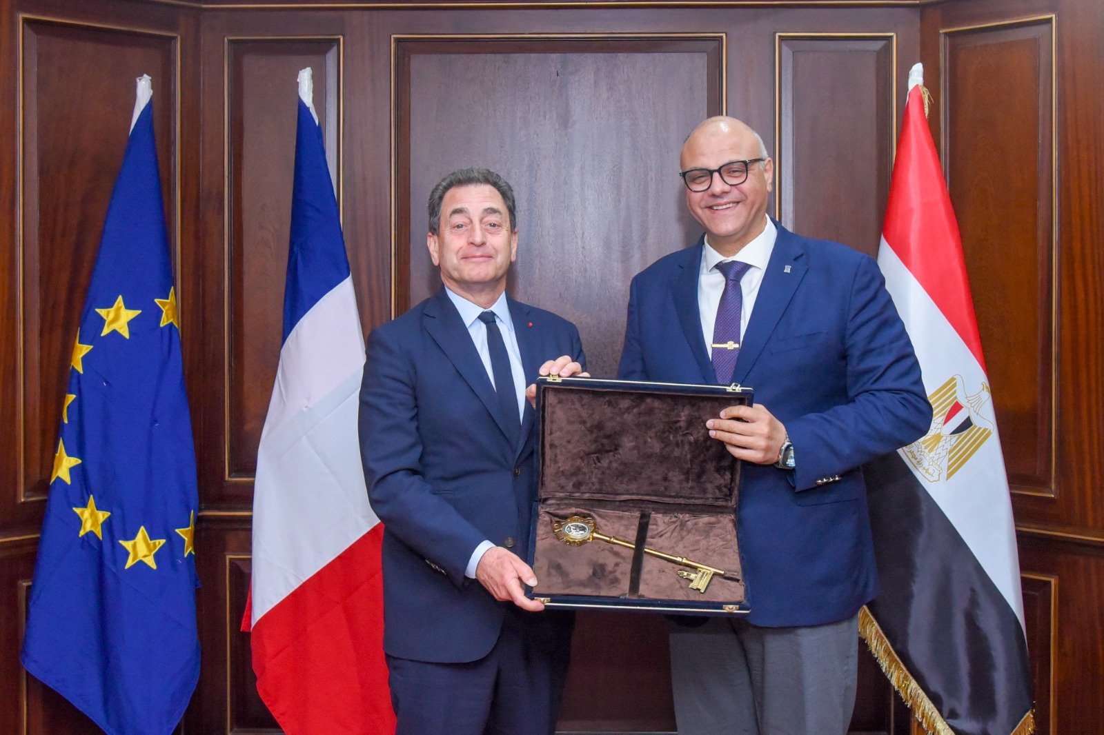 الإسكندرية تفتح أبواب الاستثمار.. محافظ الإسكندرية يبحث مع السفير الفرنسي فرص تعاون واعدة في قطاعات حيوية 5 الإسكندرية تفتح أبواب الاستثمار.. محافظ الإسكندرية يبحث مع السفير الفرنسي فرص تعاون واعدة في قطاعات حيوية