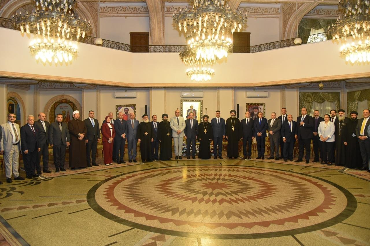 محافظ الإسكندرية يشارك الأقباط احتفالات عيد القيامة المجيد من داخل الكنيسة المرقسية