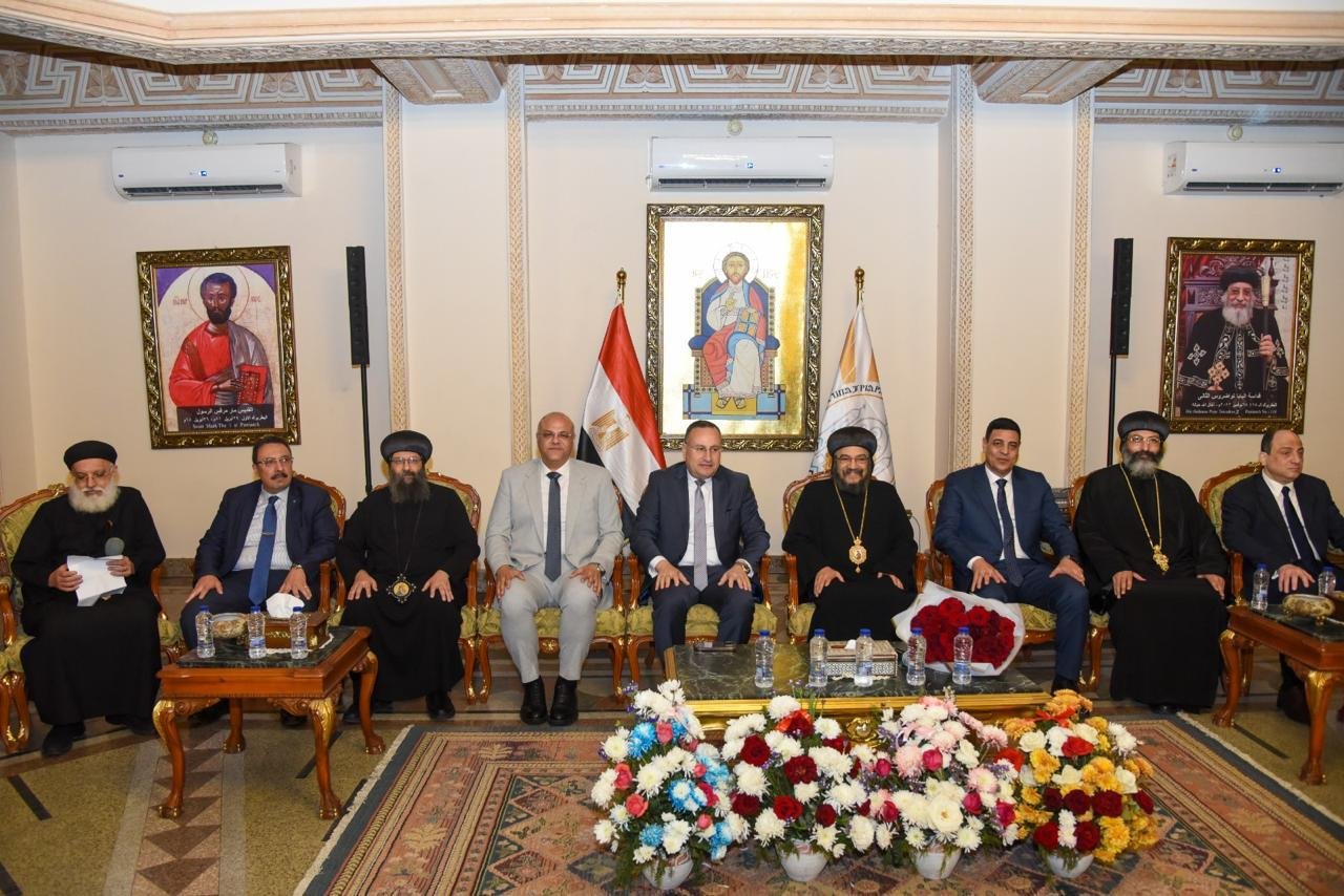 محافظ الإسكندرية يشارك الأقباط احتفالات عيد القيامة المجيد من داخل الكنيسة المرقسية