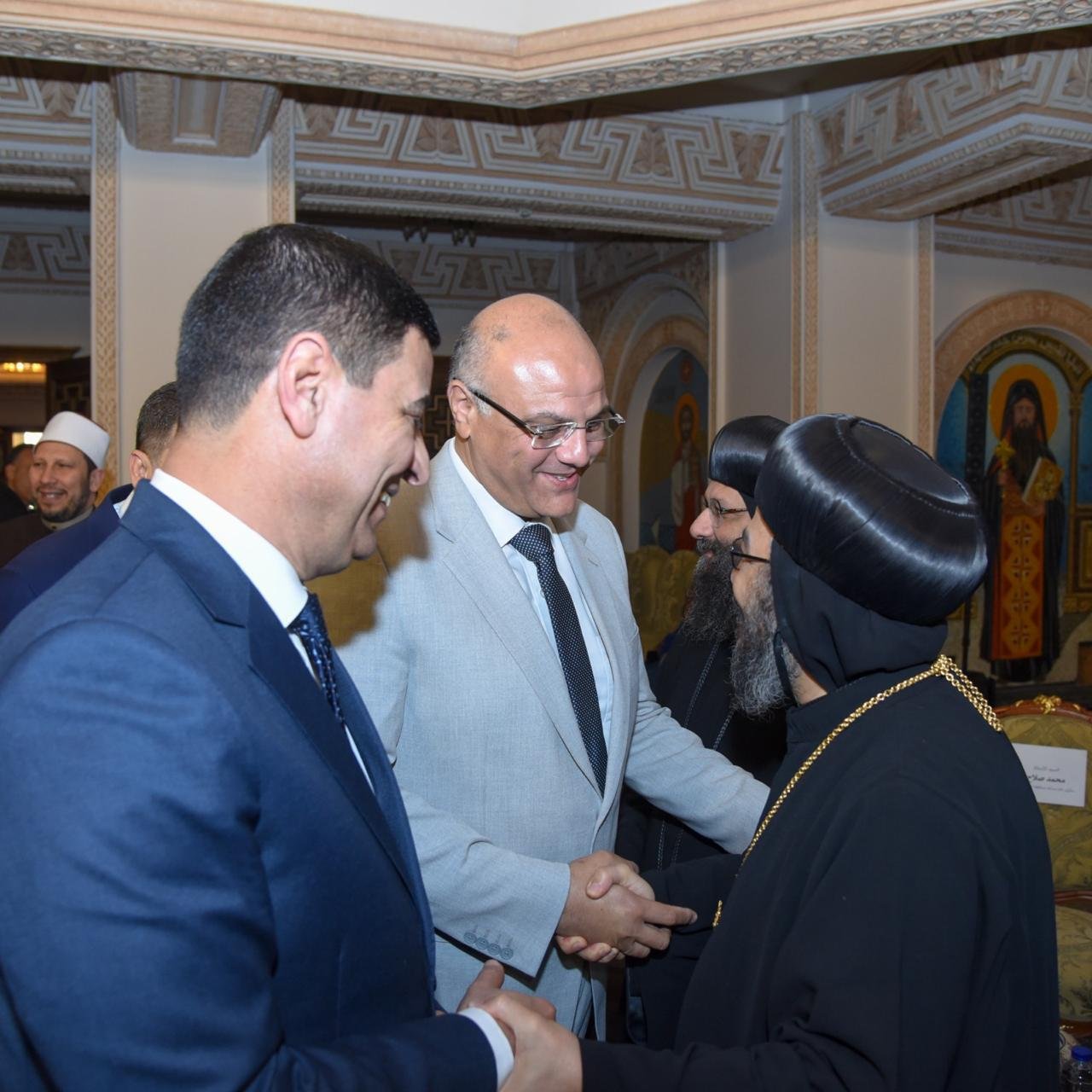 محافظ الإسكندرية يشارك الأقباط احتفالات عيد القيامة المجيد من داخل الكنيسة المرقسية
