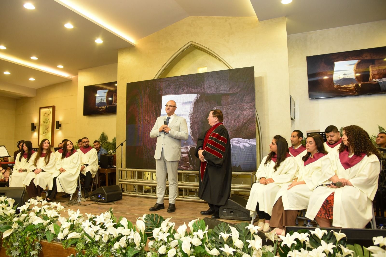 محافظ الإسكندرية يشارك الطائفة الإنجيلية احتفالات عيد القيامة 