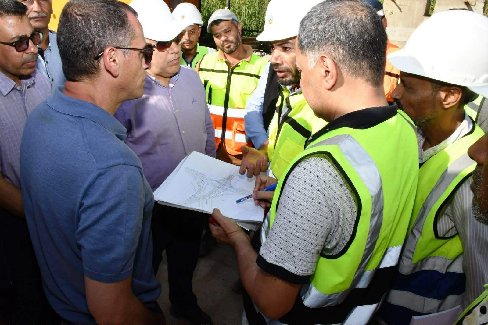محافظ أسوان يتابع تنفيذ محور دراو الحر بنسبة إنجاز 70%
