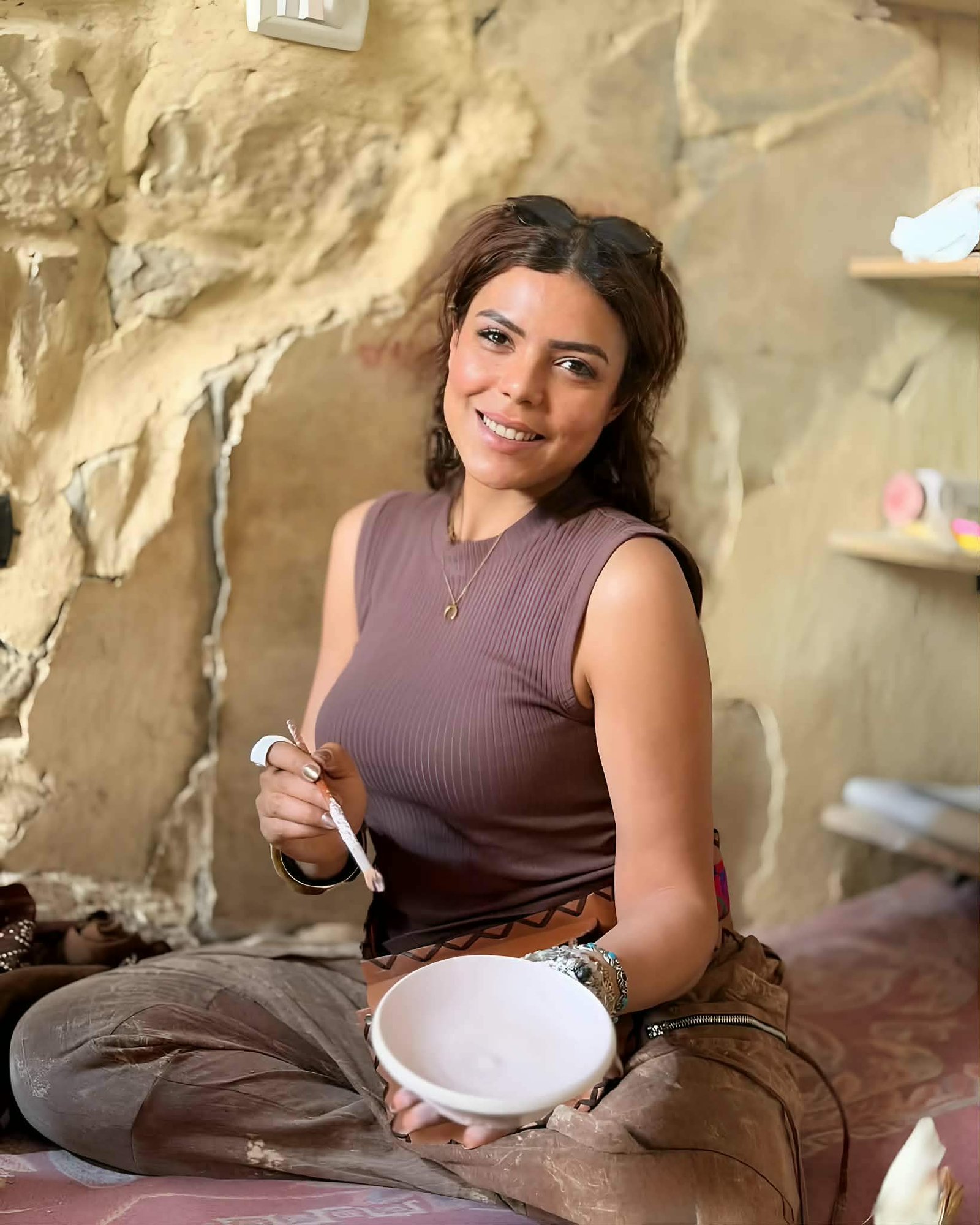 ناهد السباعي تخطف الأنظار بتجربة جديدة في فن الفخار خلال إجازتها من التصوير