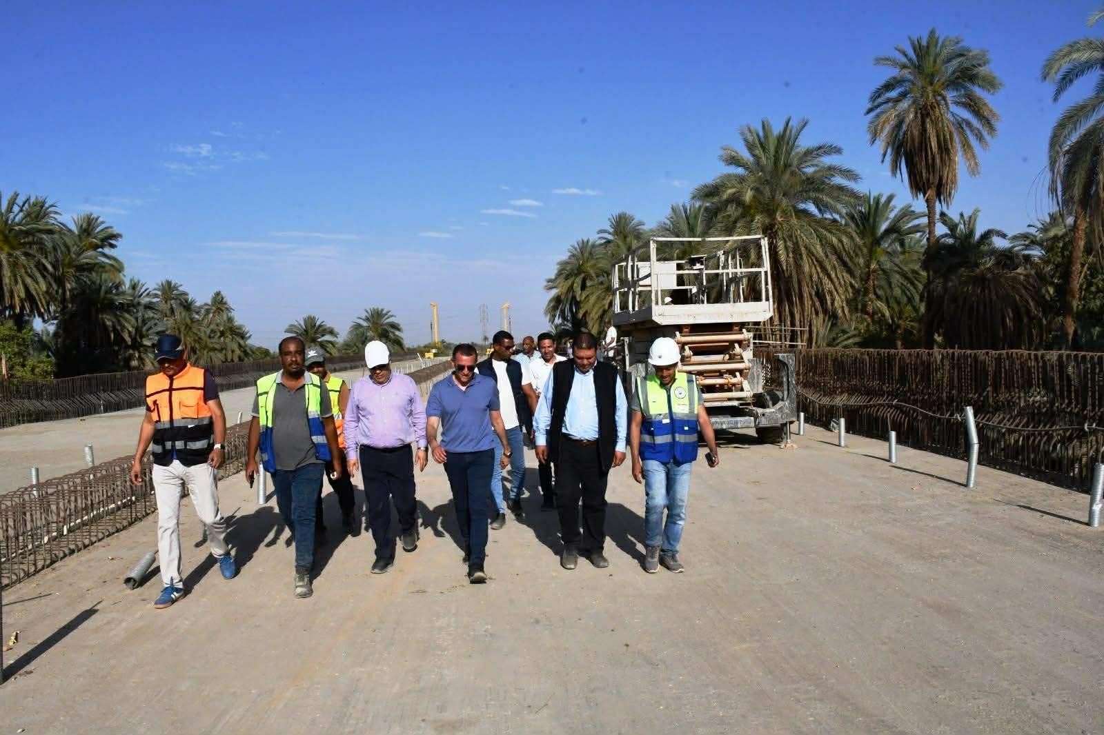 محافظ أسوان يتابع تنفيذ محور دراو الحر بنسبة إنجاز 70%