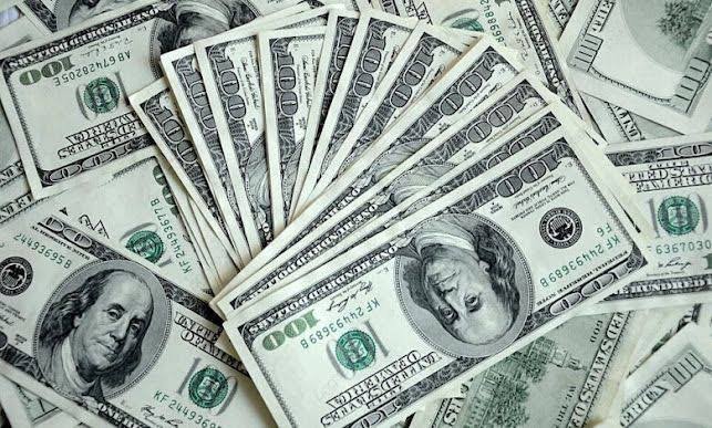 الدولار يصعد واليورو والإسترليني يتراجعان مع تصاعد التوترات في مضيق هرمز