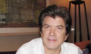 وليد توفيق.. رحلة نجم لبناني تألق في مصر وترك بصمة في السينما والغناء 2 وليد توفيق.. رحلة نجم لبناني تألق في مصر وترك بصمة في السينما والغناءيوافق اليوم 8 أبريل ذكرى ميلاد الفنان اللبناني وليد توفيق، أحد أبرز نجوم الغناء في الوطن العربي، والذي استطاع على مدار عقود أن يحجز لنفسه مكانة مميزة في قلوب الجمهور بأعماله الغنائية المتنوعة وحضوره الفني اللافت. وُلد وليد توفيق عام 1954 في مدينة طرابلس شمال لبنان، وبدأ مشواره الفني مبكرًا، حيث امتلك موهبة غنائية استثنائية ساعدته على الانطلاق سريعًا في عالم الفن، ليصبح واحدًا من أهم الأصوات العربية التي جمعت بين الطرب الأصيل واللون العصري. حقق نجاحًا كبيرًا في مصر، التي كانت بوابة انتشاره الأوسع في العالم العربي، حيث قدم عددًا كبيرًا من الحفلات الناجحة، وشارك أيضًا في السينما، ليؤكد حضوره كفنان شامل. ومن أبرز أعماله السينمائية فيلم “سمك بلا حسك” مع دريد لحام، وفيلم “قمر الليل” مع ليلى علوي، وفيلم “أنا والعذاب وهواك” مع صابرين، بالإضافة إلى أفلام “وداعًا للعزوبية” و“ساعي البريد”. ويُعد فيلم “من يطفئ النار” من أنجح أعماله السينمائية، حيث شارك فيه إلى جانب فريد شوقي وآثار الحكيم ورغدة، وهو من إخراج محمد سلمان، الذي لعب دورًا كبيرًا في نجاح وليد توفيق على شاشة السينما. وتناول الفيلم أحداث الحرب الأهلية، وقدم خلاله واحدة من أشهر أغانيه “انزل يا جميل عالساحة”، والتي حققت نجاحًا جماهيريًا كبيرًا. ولم يقتصر تميز وليد توفيق على الغناء فقط، بل أثبت موهبته في التلحين أيضًا، حيث قدم عددًا من الألحان الناجحة لنفسه، من بينها “وحدك حبيبي” و“عشقك عذاب”، وهي من الأغاني التي لا تزال تحظى بشعبية واسعة حتى اليوم. وقدم خلال مسيرته الفنية الطويلة مجموعة كبيرة من الأغاني التي تنوعت بين الرومانسية والشعبية والوطنية، ومن أبرزها: “أبوكي مين يا صبية”، “بهية”، “لفيت المدائن”، “تيجي نقسم القمر”، “محلاها السمرة”، “غجرية”، “أدوب في دباديبو”، “كوبري 6 أكتوبر”، “يا ليل”، “أكبر جرح”، “لمن هذا الجمال”، و“متعود عالسهر”. كما نجح في تقديم الأغنية الوطنية والإنسانية، حيث عبّر من خلال أعماله عن قضايا المجتمع والإنسان، ومن أبرز هذه الأغاني: “يا وابور”، “علي صوت الحجر”، “طير صغير”، و“يا بحر”، وهو ما أضاف بعدًا مختلفًا لمسيرته الفنية. وعلى المستوى الشخصي، تزوج وليد توفيق من ملكة جمال لبنان السابقة جورجينا رزق عام 1990، وأنجب منها نورهان والوليد، وحرص دائمًا على الحفاظ على توازن بين حياته الفنية والعائلية. وقدم الفنان اللبناني العديد من الألبومات الغنائية الناجحة على مدار سنوات طويلة، بداية من ألبوم “اتذكريني” عام 1985، مرورًا بأعمال بارزة مثل “علمني الحب”، “تيجي نقسم القمر”، “وحدك حبيبي”، “عشقك عذاب”، “قمر الليل”، وصولًا إلى ألبوماته الحديثة مثل “محتاجك لجنبي” و“وليد توفيق 2016”. ويظل وليد توفيق واحدًا من أبرز رموز الطرب العربي، حيث استطاع أن يحافظ على نجوميته عبر الأجيال، وأن يقدم فنًا يجمع بين الأصالة والتجديد، ليبقى اسمه حاضرًا بقوة في الساحة الفنية حتى اليوم.