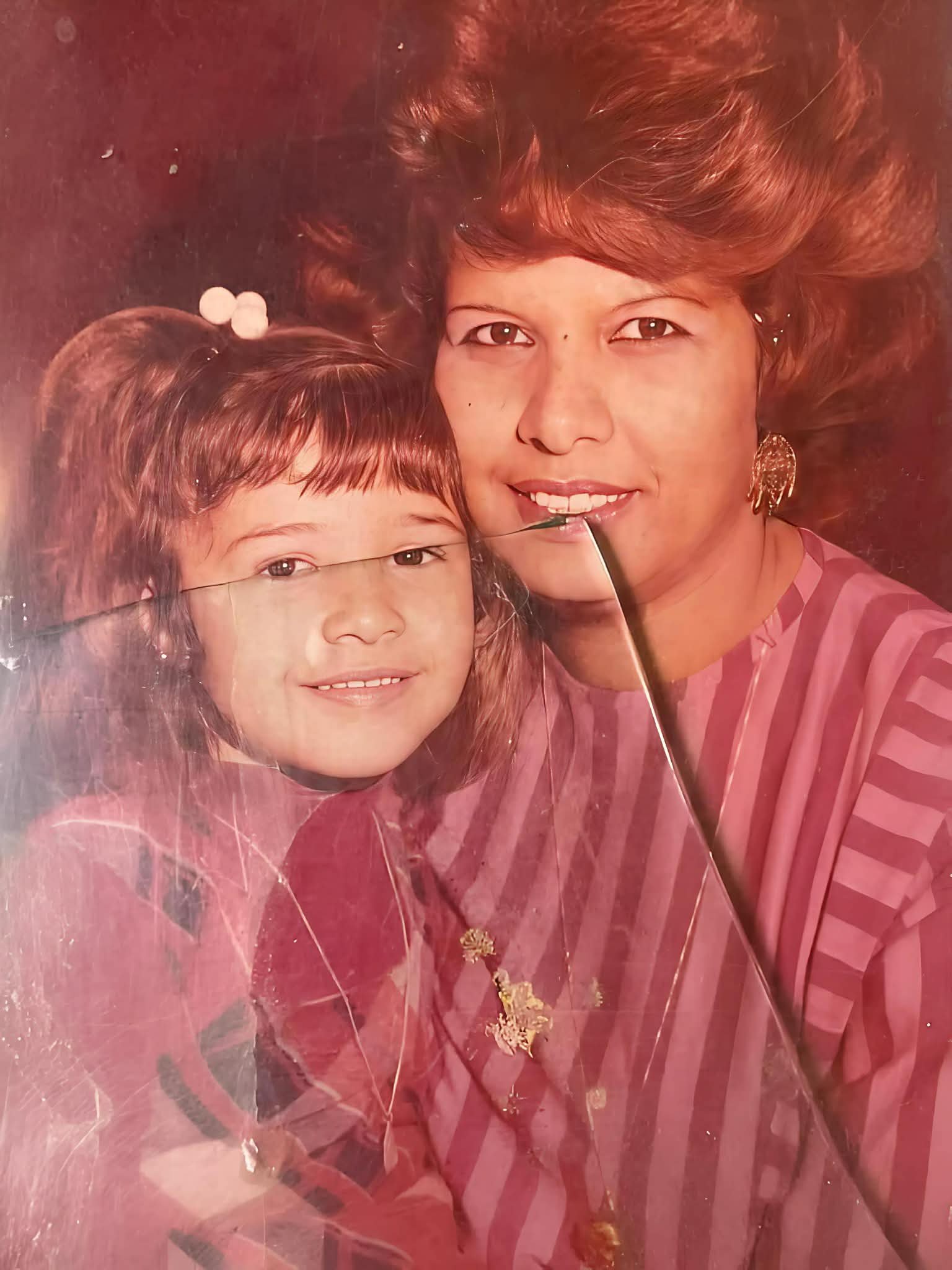 ياسمين عبد العزيز تشعل السوشيال بفيديو طفولتها ورد شقيقها يفاجئ الجمهور 