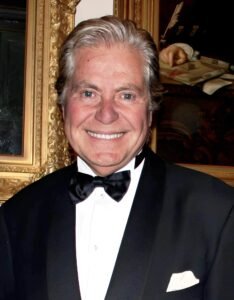 حسين فهمي مستمر في قيادة مهرجان القاهرة السينمائي.. ماذا ينتظر الجمهور؟