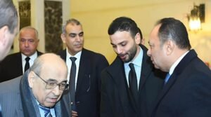 نجوم الفن والإعلام يودّعون هالة مصطفى.. حضور بارز في عزاء أستاذة العلوم السياسية