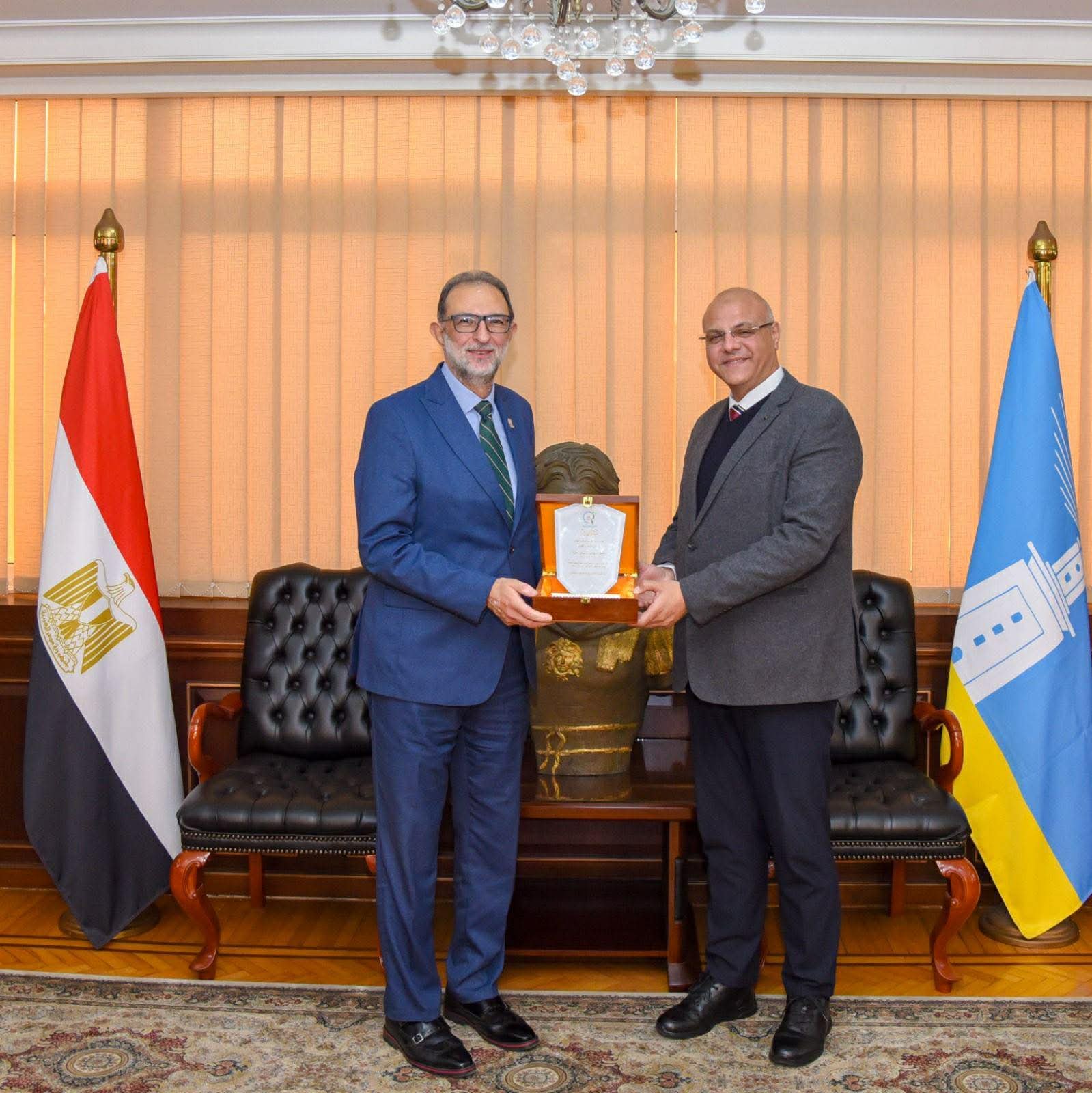 محافظ الإسكندرية يناقش مع رئيس “سلامة الغذاء” تشديد الرقابة على الأسواق لحماية المواطنين