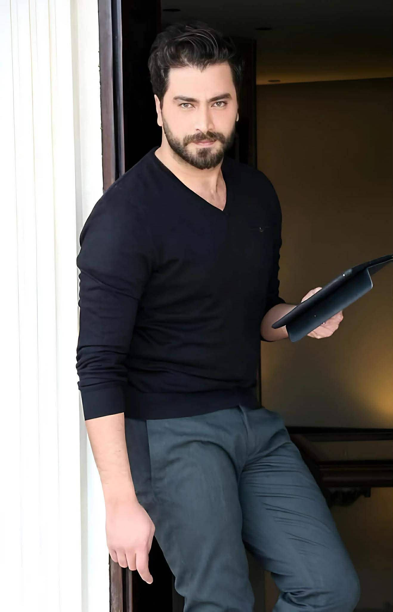 معتصم النهار يكشف أسرار شخصية “رستم” ويبرر حديثه بالفرنسية في “لوبي الغرام”