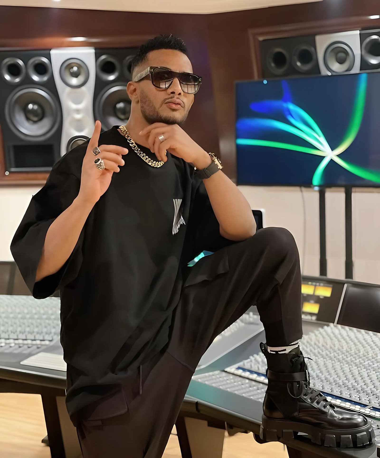 محمد رمضان يواصل تفاعله مع جمهوره ويؤكد: النجاح مستمر بدعم الجمهور واصل الفنان محمد رمضان تفاعله النشط مع جمهوره عبر حساباته الرسمية على مواقع التواصل الاجتماعي، حيث شارك متابعيه بعدد من المنشورات التي تعكس استمراره في تحقيق النجاح على المستوى الفني والغنائي. وحرص محمد رمضان على توجيه رسائل مباشرة لجمهوره، أعرب خلالها عن امتنانه للدعم الكبير الذي يتلقاه بشكل دائم، مؤكدًا أن هذا الدعم يمثل الدافع الأساسي لاستمراره في تقديم أعمال جديدة تحافظ على مكانته في الساحة الفنية. كما أشار إلى استمراره في العمل على مشروعات فنية متنوعة خلال الفترة المقبلة، سواء على مستوى الدراما أو الغناء، في إطار سعيه للحفاظ على تواجده القوي وتقديم محتوى يواكب تطلعات الجمهور. ويُعرف محمد رمضان بنشاطه الكبير على منصات التواصل الاجتماعي، حيث يعتمد على التواصل المباشر مع جمهوره كجزء أساسي من حضوره الفني، وهو ما يساهم في تصدره التريند بشكل مستمر.