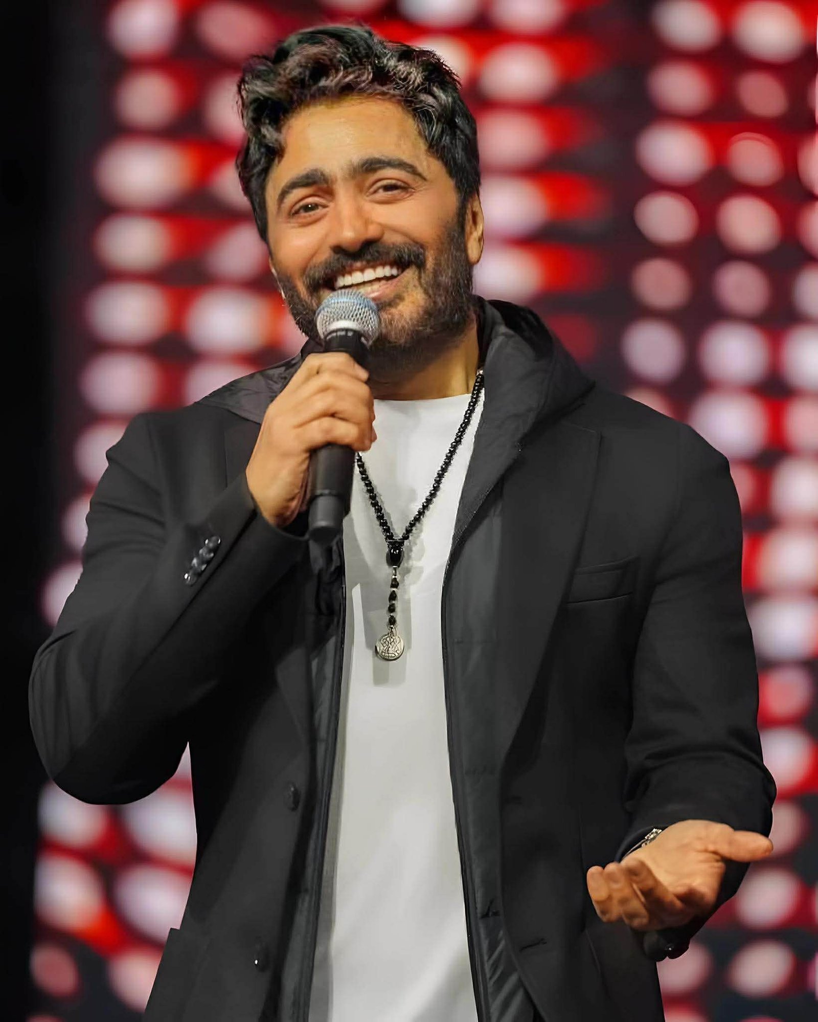 تامر حسني يشوق جمهوره لمفاجآت جديدة ويؤكد: أعمال مختلفة قادمة قريبًا