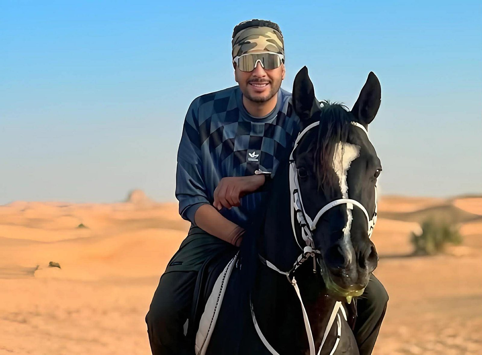 عصام السقا يشارك جمهوره لحظات مميزة في الصحراء: “ربنا يديم محبتكم”