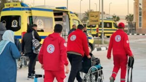 الهلال الأحمر المصري يستقبل الدفعة 43 من المصابين الفلسطينيين على معبر رفح