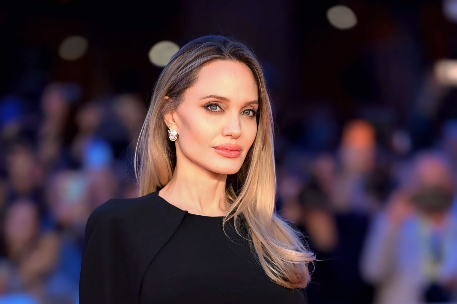 أنجلينا جولي تواجه سرطان الثدي في فيلم Couture الجديد