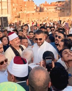 عصام السقا يحتفل بعيد الأضحى وسط أهالي المنيا