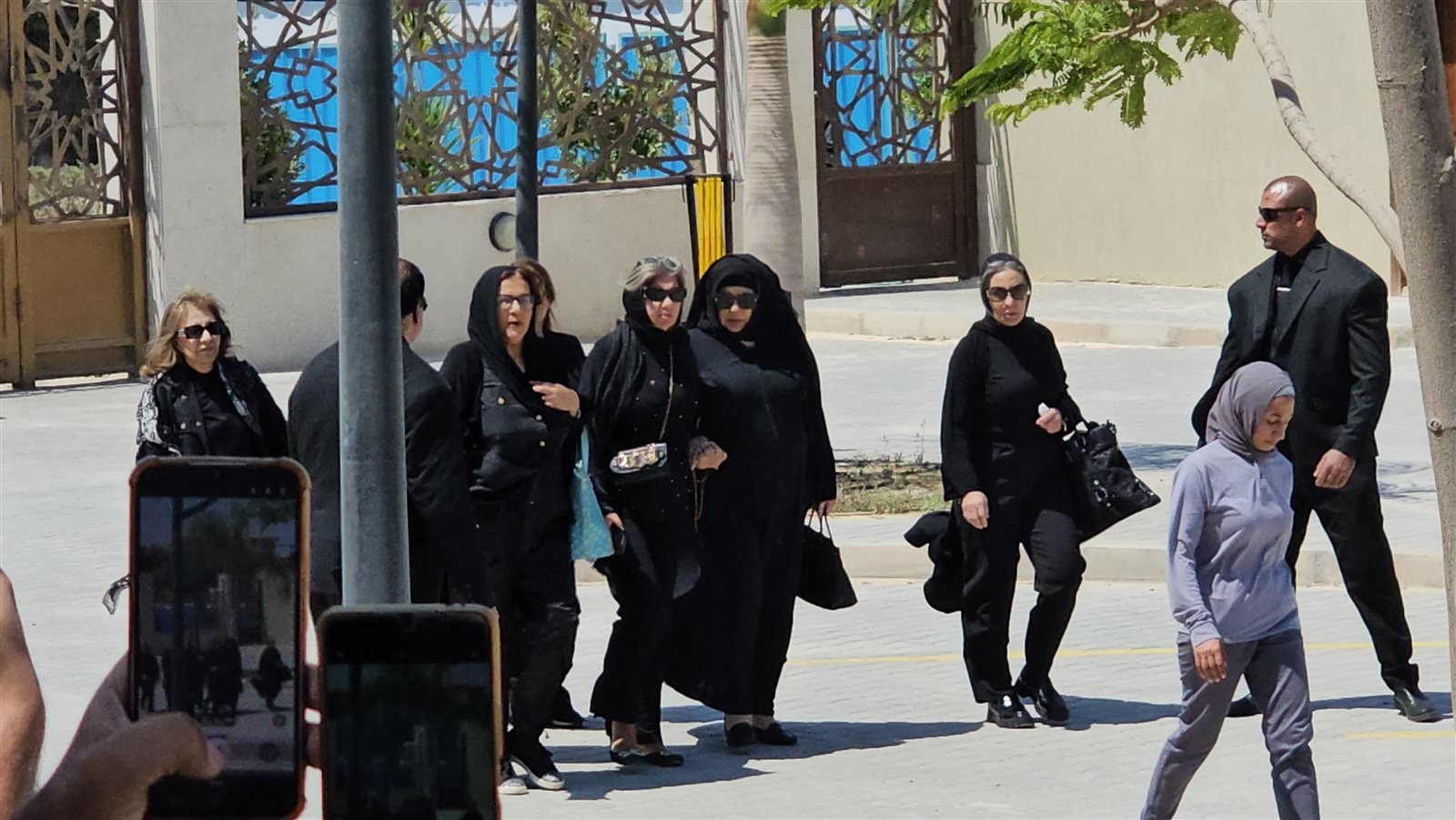 جنازة هاني شاكر في الشيخ زايد تشهد حضورًا فنيًا واسعًا.. فيفي عبده وبوسي شلبي في مقدمة المشيعين
