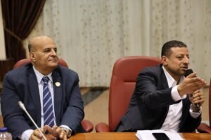 محافظ المنيا يناقش مطالب المواطنين مع النواب والشيوخ
