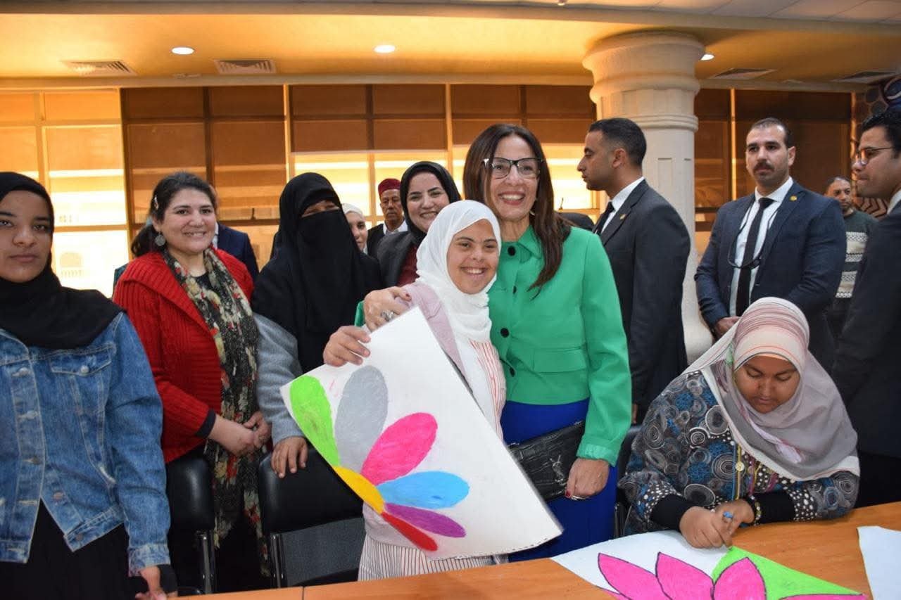 وزيرة الثقافة ومحافظ مطروح يتفقدان قصر الثقافة ومكتبة مصر العامة ويشيدان بجهود تطوير البنية الثقافية بالمحافظة 2 وزيرة الثقافة ومحافظ مطروح يتفقدان قصر الثقافة ومكتبة مصر العامة ويشيدان بجهود تطوير البنية الثقافية بالمحافظة