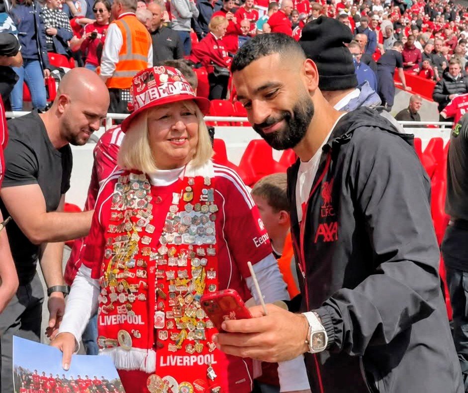 محمد صلاح يلتقط صورًا تذكارية مع الجماهير قبل مباراة ليفربول وتشيلسي ويشعل أجواء القمة المرتقبة