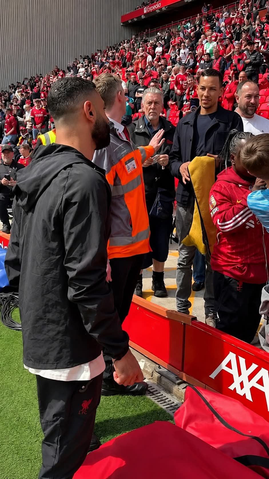 محمد صلاح يلتقط صورًا تذكارية مع الجماهير قبل مباراة ليفربول وتشيلسي ويشعل أجواء القمة المرتقبة