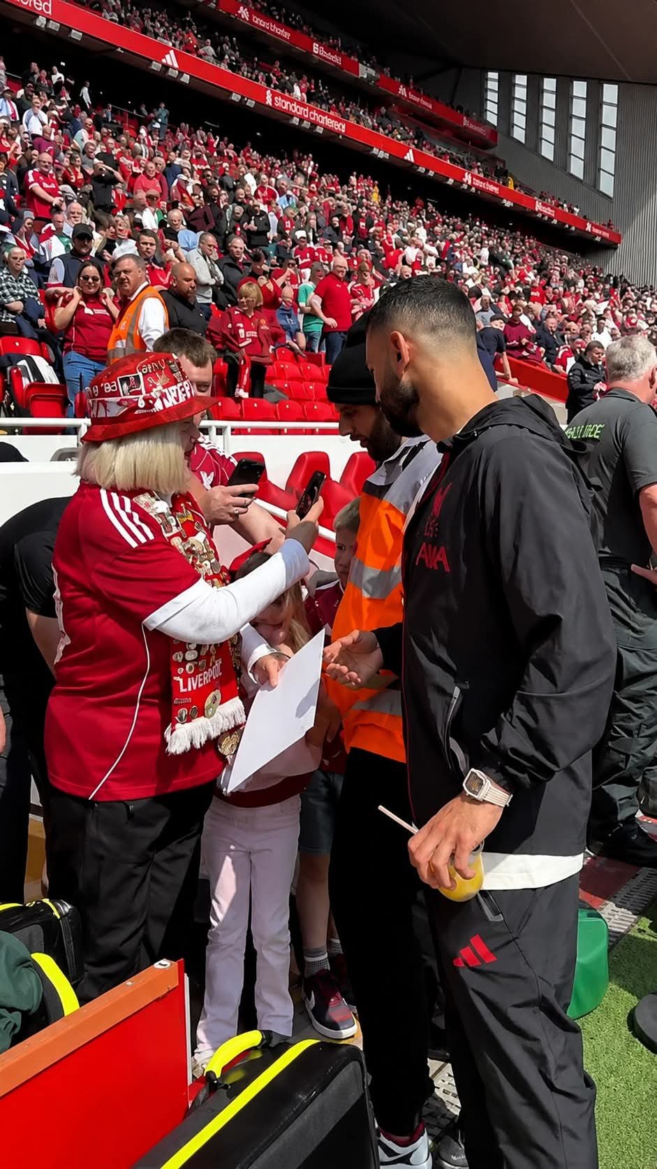 محمد صلاح يلتقط صورًا تذكارية مع الجماهير قبل مباراة ليفربول وتشيلسي ويشعل أجواء القمة المرتقبة