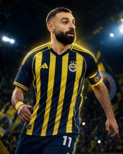 محمد صلاح وفنربخشة أصبحا حديث مواقع التواصل الاجتماعي خلال الساعات الماضية، بعد تداول تقارير صحفية تركية كشفت عن وجود عرض رسمي ضخم من نادي فنربخشة التركي للتعاقد مع نجم منتخب مصر وليفربول الإنجليزي خلال فترة الانتقالات المقبلة.وبحسب ما نشرته صحيفة “aspor” التركية، فإن نادي فنربخشة قدم عرضًا رسميًا للتعاقد مع محمد صلاح لمدة 3 سنوات، في صفقة قد تُعد واحدة من أكبر صفقات النادي التركي في السنوات الأخيرة.
تفاصيل عرض محمد صلاح وفنربخشة
وأكدت التقارير أن عرض محمد صلاح وفنربخشة يتضمن حصول النجم المصري على 20 مليون يورو في الموسم الواحد، بإجمالي يصل إلى 60 مليون يورو طوال مدة التعاقد.
وأشارت الصحيفة إلى أن اللاعب ينظر إلى المشروع الرياضي بشكل إيجابي، خاصة مع رغبة فنربخشة في تكوين فريق قوي قادر على المنافسة محليًا وأوروبيًا.
مستقبل محمد صلاح مع ليفربول
ويعيش محمد صلاح فترة مهمة في مسيرته الكروية، وسط حالة من الجدل حول مستقبله مع ليفربول، خاصة مع اهتمام عدة أندية أوروبية وعربية بالحصول على خدماته.
وأثارت أخبار محمد صلاح وفنربخشة تفاعلًا واسعًا بين جماهير الكرة المصرية والعالمية، في ظل الشعبية الكبيرة التي يتمتع بها قائد منتخب مصر.
فنربخشة يحلم بضم محمد صلاح
ويأمل نادي فنربخشة في حسم صفقة محمد صلاح باعتبارها خطوة تاريخية للنادي التركي، لما يمتلكه اللاعب من خبرات كبيرة ومسيرة حافلة بالإنجازات مع ليفربول ومنتخب مصر.
ويُعد محمد صلاح أحد أبرز نجوم كرة القدم العالمية خلال السنوات الأخيرة، بعدما حقق العديد من البطولات الفردية والجماعية، ليصبح من أهم اللاعبين العرب في تاريخ اللعبة
