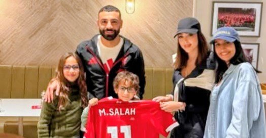 أبناء تامر حسني وبسمة بوسيل يلتقون نجم ليفربول محمد صلاح ويلتقطون صورًا تذكارية في لحظة خاصة