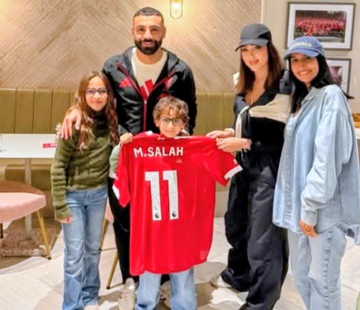 أبناء تامر حسني وبسمة بوسيل يلتقون نجم ليفربول محمد صلاح ويلتقطون صورًا تذكارية في لحظة خاصة