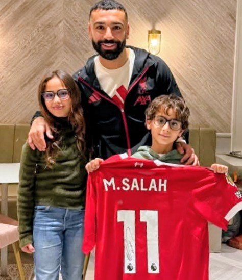 أبناء تامر حسني وبسمة بوسيل يلتقون نجم ليفربول محمد صلاح ويلتقطون صورًا تذكارية في لحظة خاصة