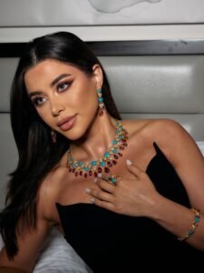 يارا السكري تخطف الأنظار بإطلالة أنيقة ومجوهرات فاخرة