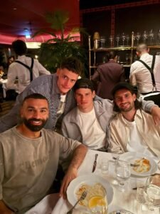 محمد صلاح يخطف الأنظار بصورة جديدة مع أصدقائه عبر فيس بوك.. تفاعل واسع من الجماهير