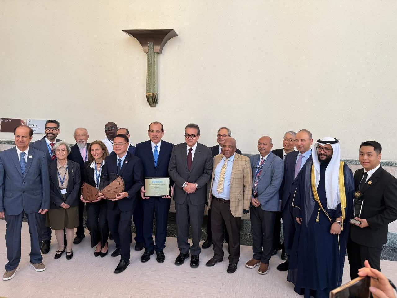 وزير الصحة يهنئ نائبه بمناسبة فوزه بجائزة «نيلسون مانديلا»